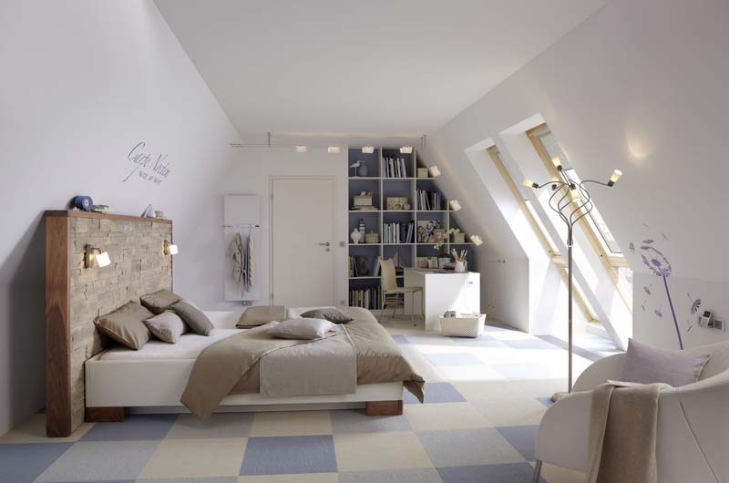 Belichtung & Dachfenster für mehr Wohnqualität Modernes Dachgeschoss Schlafzimmer mit Holzbettrahmen, Schreibtisch, Regalen und drei Dachfenstern.